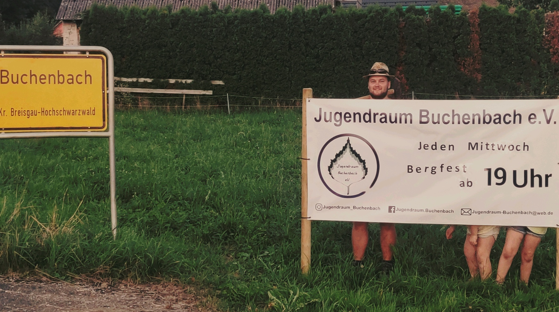 Bergfest-Banner des Jugendraum Buchenbach e.V. am Ortsschild