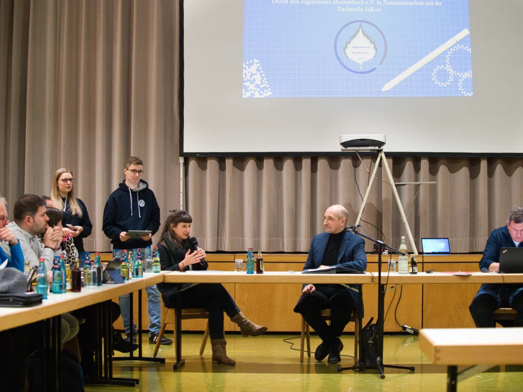 Unsere Vorstände stellen gemeinsam mit der Fachstelle JuKon dem Gemeinderat unseren Antrag zur Jugendbeteiligung in Buchenbach vor.