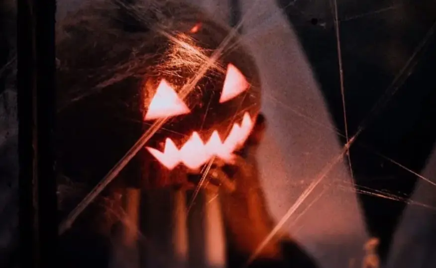 Bild mit Halloween-Stimmung. Kürbis mit Spinnweben.
