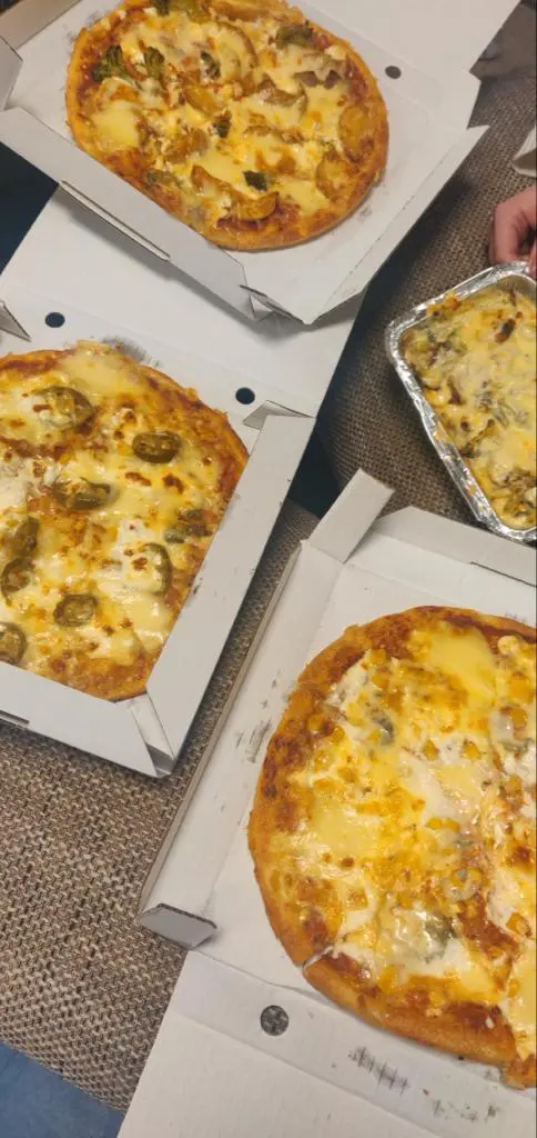 Pizzen bei einem Planungstreffen